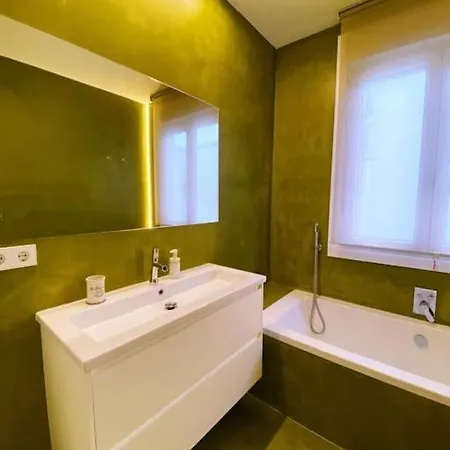 Piso Centrico Con Terraza Amplia Y Garaje